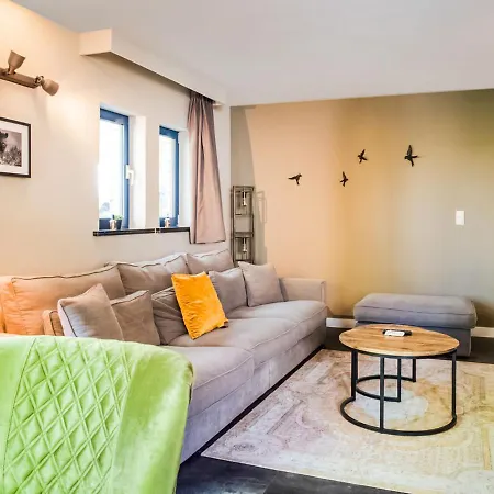 Lavish In With Swimming Pool And Garden * דורבורי