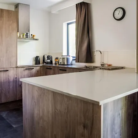 Lavish In With Swimming Pool And Garden דירה דורבורי